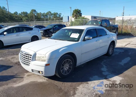 2010 Chrysler 300 Touring/Signature Series/Executive Series z USA, uszkodzony, nr VIN 2C3CA5CV1AH315194